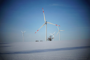 Une éolienne en hiver