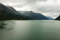 Een meer in Noorwegen met berglandschap | fine art foto print