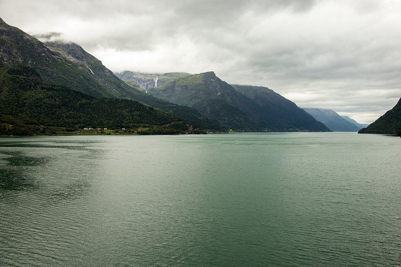 A lake in Norway with mountain scenery | fine art photo print by Karijn | Fine art Natuur en Reis Fotografie