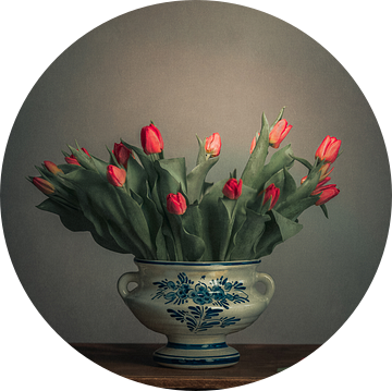 Rode tulpen in een Delfts Blauwe vaas (2) van Mariska Vereijken