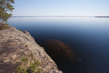 steen in diep blauw water, rif scandinavië, karelia van Michael Semenov