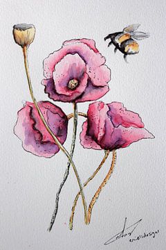Aquarell von Mohn und einer fliegenden Biene. Bunte Malerei mit rosa, lila und violetten Farbtönen von Emiel de Lange