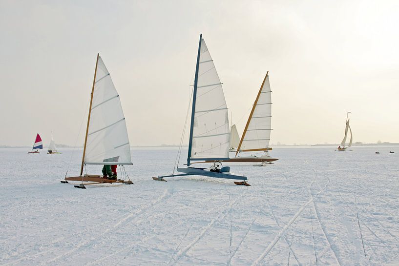Eissegeln auf der Gouwzee im Winter in den Niederlanden von Eye on You