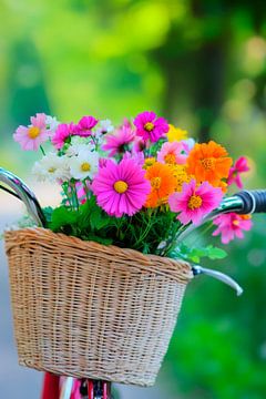 Zomerse bloemen in de fietsmand van Poster Art Shop
