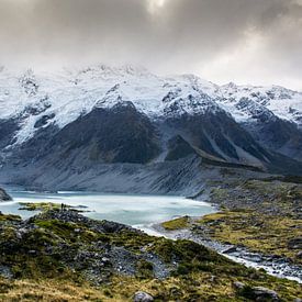 Wijds landschap in de Hooker Valley - Nieuw-Zeeland van Rowan van der Waal