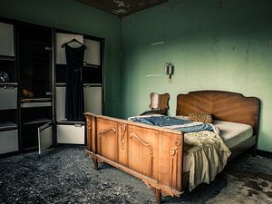 Schlafzimmer mit Bett in einer verfallenen Villa von Art By Dominic