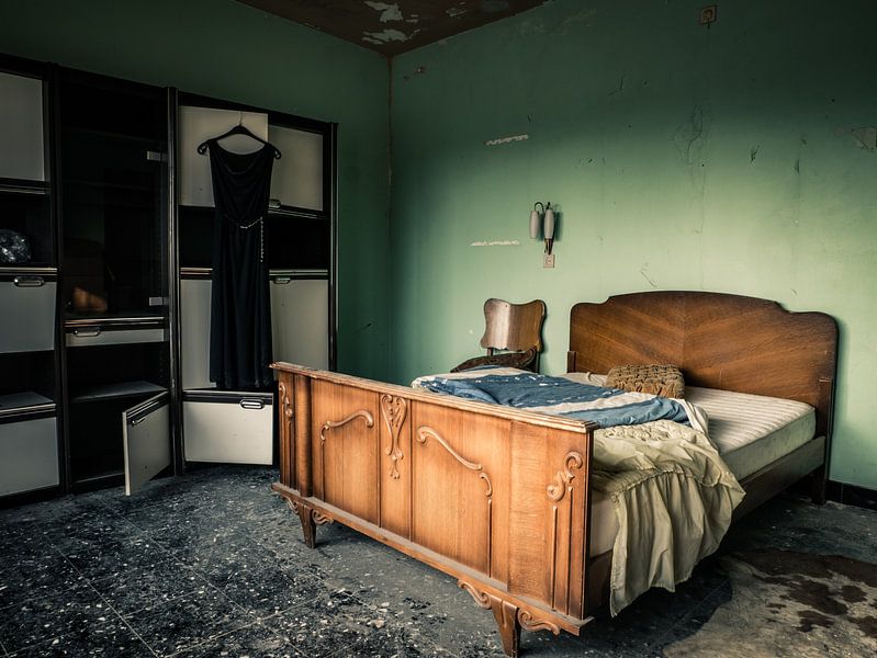 Chambre à coucher avec lit dans une villa abandonnée par Art By Dominic
