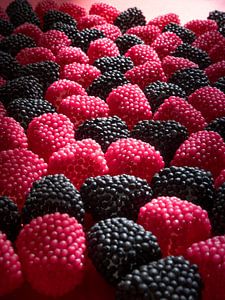 Rote und schwarze Bonbons – „ "gimme gummy" “-Trend – Food-Fotografie