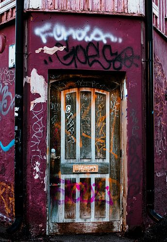 Verweerde Deur met Graffiti – Urban Street Art Fotografie