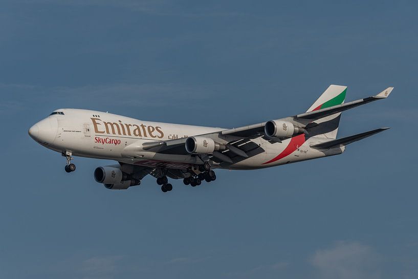 Boeing 747-400 Cargo von Emirates Skycargo kurz vor der Landung auf der Aalsmeer-Landebahn von Schip von Jaap van den Berg