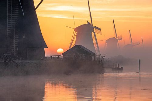 Kinderdijk Windmühlen Sonnenaufgang Nebel von Marco van de Meeberg