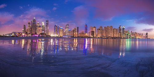 Dubai Marina Panorama Skyline op het blauwe uur