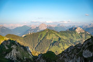 Sommerliche Bergsilhouette im Außerfern in Tirol von Leo Schindzielorz