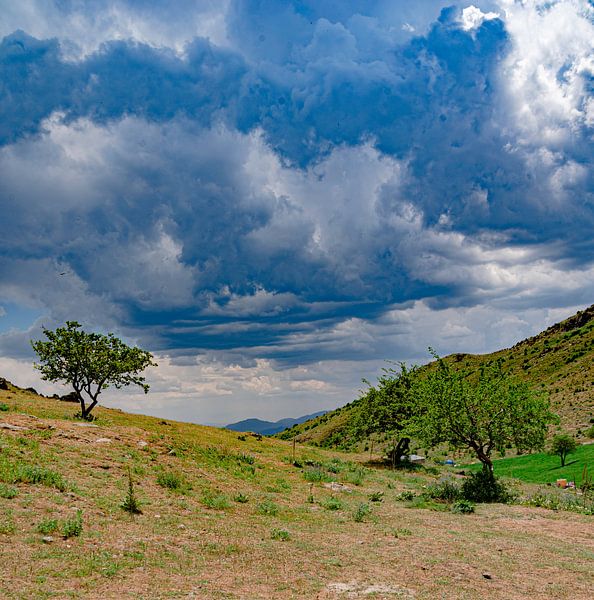 une vue dans les montagnes turques avec un ciel menaçant par Roland's Foto's