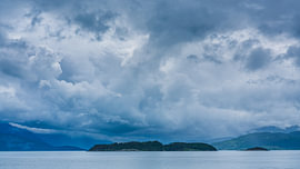 Schwere Wolken über dem Hardangerfjord, Vestland, Norwegen von Henk Meijer Photography