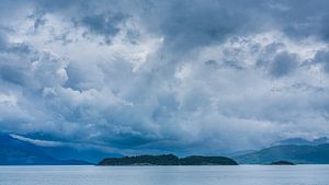 Schwere Wolken über dem Hardangerfjord, Vestland, Norwegen