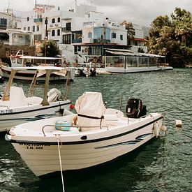 Bootjes in de haven van het Griekse vissersdorp Sissi van Hey Frits Studio