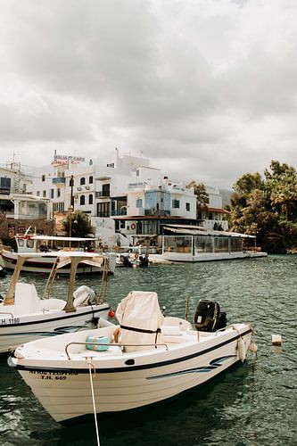 Bateaux dans le port du village de pêcheurs grec de Sissi