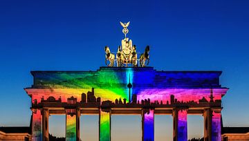 Brandenburger Tor mit Skyline-Projektion - Berlin in besonderem Licht