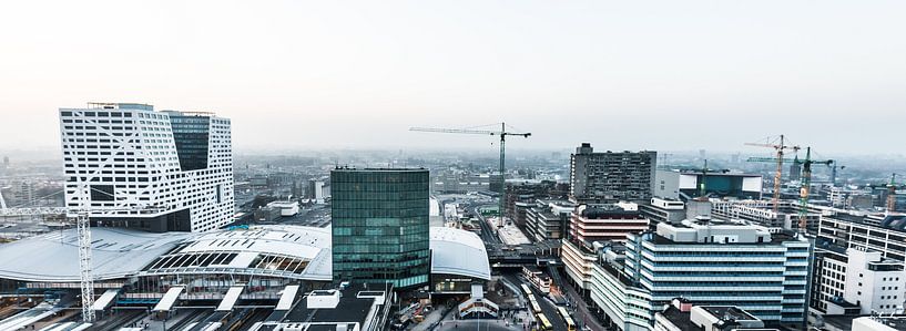 Centrum van Utrecht panorama met stadskantoor en centraal station. van De Utrechtse Internet Courant (DUIC)