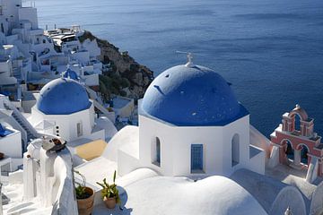 Die blauen Kuppeln von Santorini von Robert Styppa