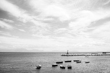 Schwarz-Weiß-Fotografie von Booten und Leuchtturm im Hafen von Neapel, Italien von Monique Tekstra-van Lochem
