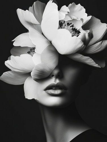 Vrouwelijk gezicht met bloemen in zwart wit