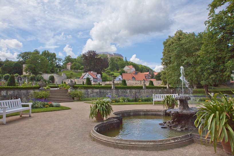 Blick über die barocken Gärten am kleinen Schloss zum Schloss Blankenburg (Sachsen-Anhalt) von t.ART