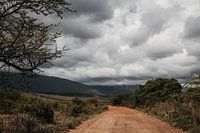 Eine dramatische Schotterstraße in Südafrika