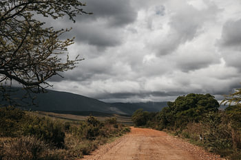 Eine dramatische Schotterstraße in Südafrika