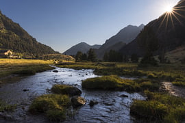 Bei Sonnenuntergang taucht das ruhige Posets-Maladeta-Naturschutzgebiet in goldenes Licht von PhotoCluster