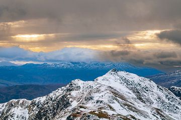 Panoramisch uitzicht over de besneeuwde bergen van de Highlands in Schotland