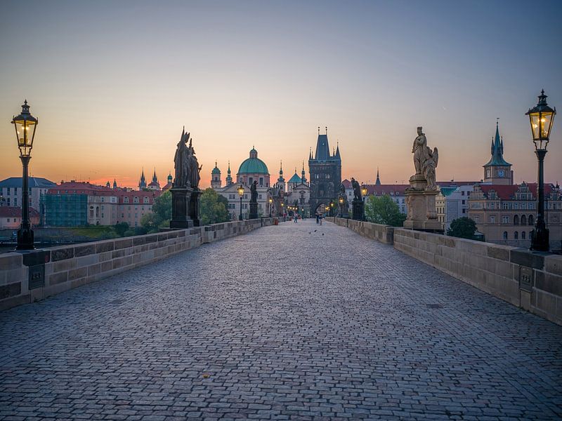 Prag - Karlsbrücke bei Sonnenaufgang von t.ART