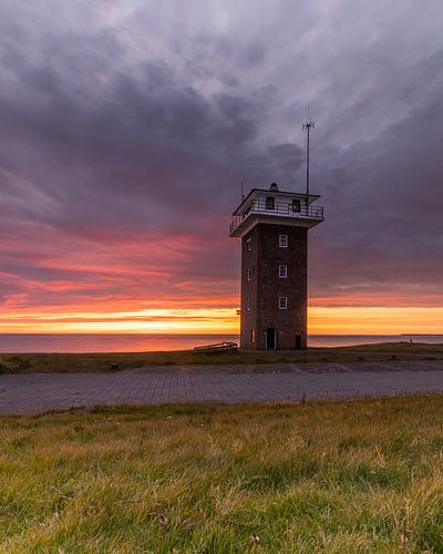 Het torentje van Den Helder aan de Noordzeekust onder een kleurrijke avondlucht