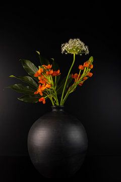 Stilleven Zwarte vaas met bloemen, oranje en wit, zwarte achtergrond van Gaby Hendriksz