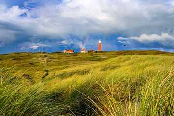 Texel-Leuchtturm in den Dünen mit stürmischem Himmel darüber von Sjoerd van der Wal