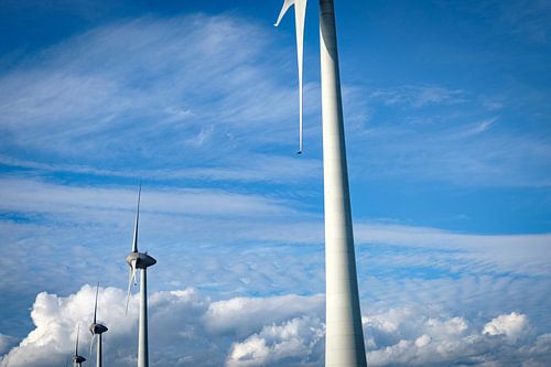 Windturbine zur Stromerzeugung in einem Windpark mit Wolken im Hintergrund von Sjoerd van der Wal Fotografie