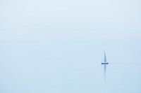 Een zeilboot in de kustmist in Bretagne