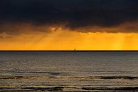 Ondergaande zon met dreigende lucht