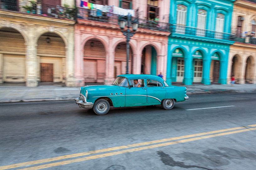 Oldtimer classic car in Cuba in het centrum van Havana. One2expose Wout kok Photography van Wout Kok