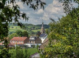 Doorkijkje op de Kerk van Wijlre in Zuid-Limburg by John Kreukniet