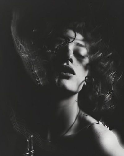 Stijlvol boudoir portret in zwart-wit
