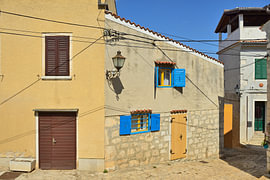 Gebouw in de oude binnenstad van Rovinj met kleurrijke luiken van Tomherkules
