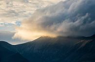 Bergtoppen in zonlicht Lake District Engeland - U.K. van Marcel Kerdijk thumbnail