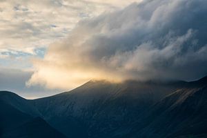 Bergtoppen in zonlicht Lake District Engeland - U.K. van Marcel Kerdijk