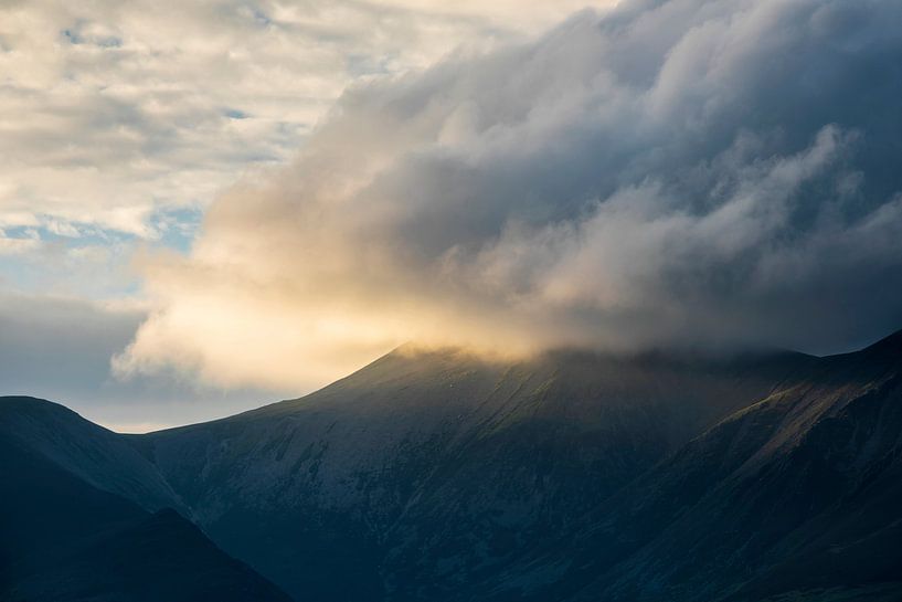 Bergtoppen in zonlicht Lake District Engeland - U.K. van Marcel Kerdijk