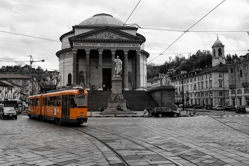 Tram in Turijn  bij de Gran Madre van Leanne lovink
