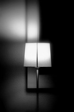 Zacht licht in een hotelkamer. van Roel Simons