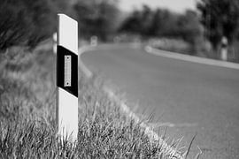 Leitpfosten an einer Strasse von Frank Herrmann