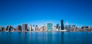 New York Skyline in Blue van Inge van den Brande